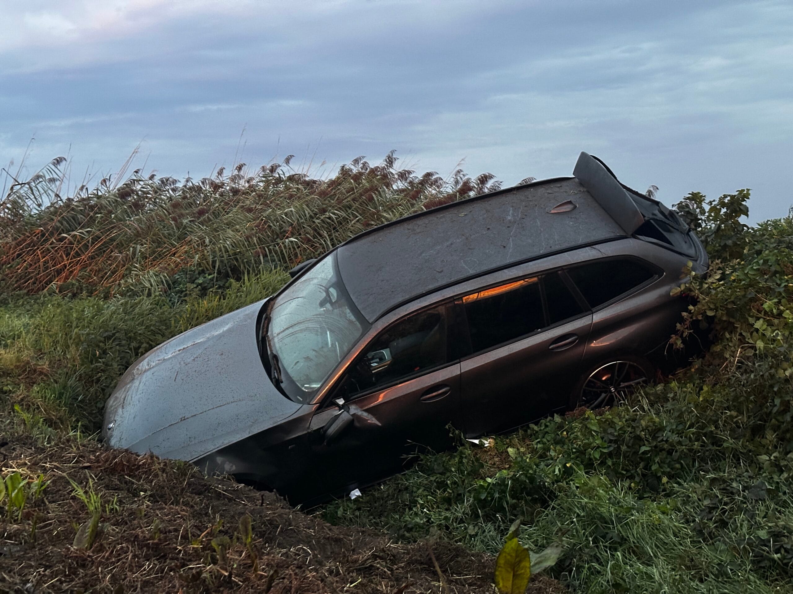 Auto belandt in sloot bij Emmer-Compascuum