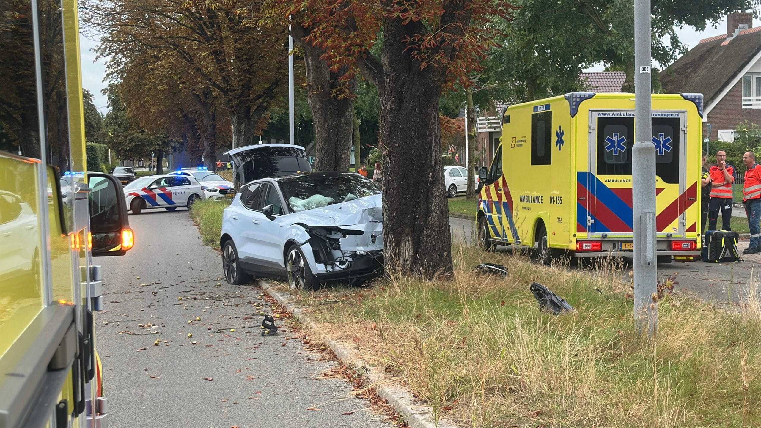 auto frontaal tegen boom Musselkanaal