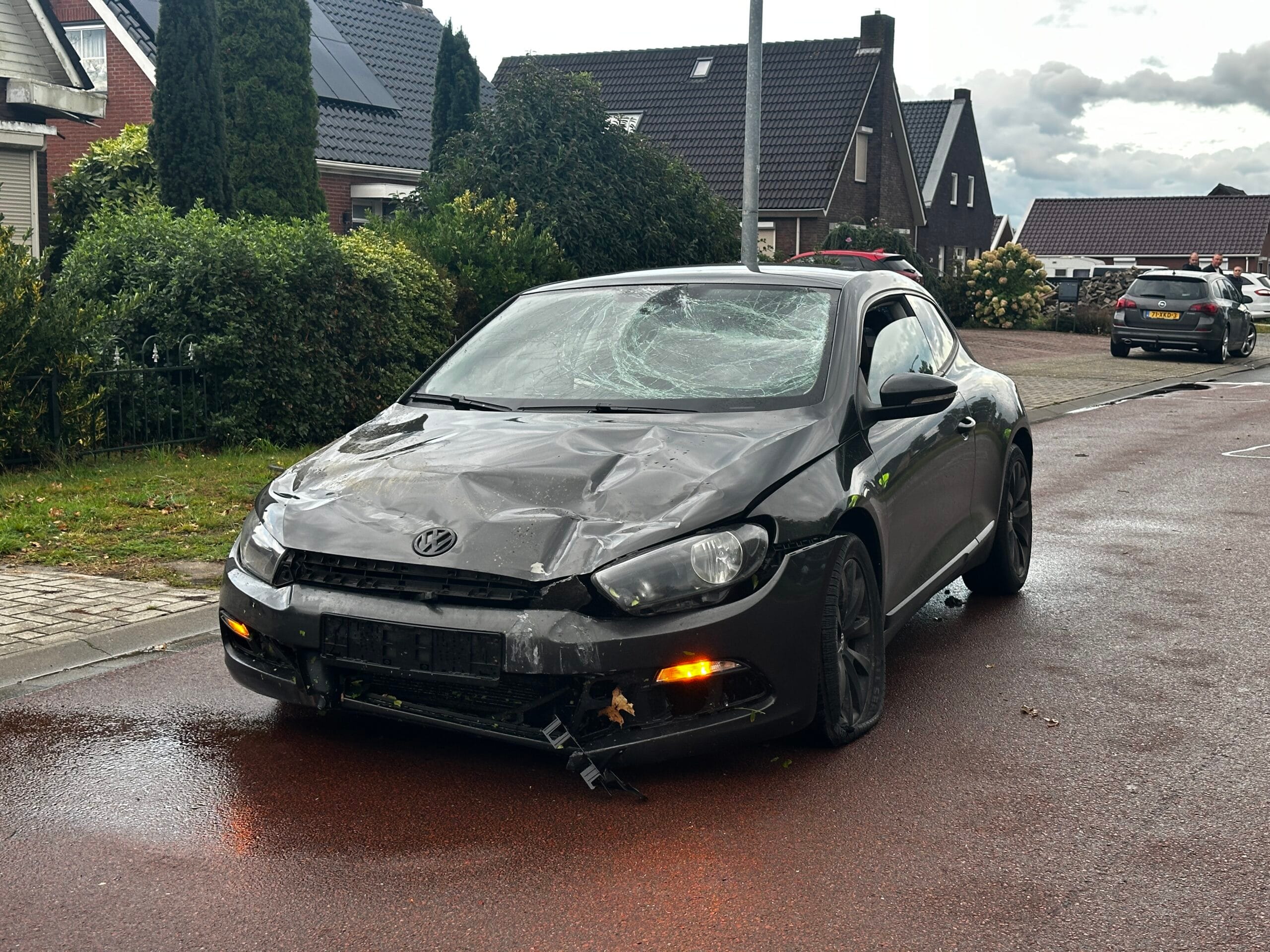 Auto bost op wegversmalling op Vastenow in Nieuw-Dordrecht