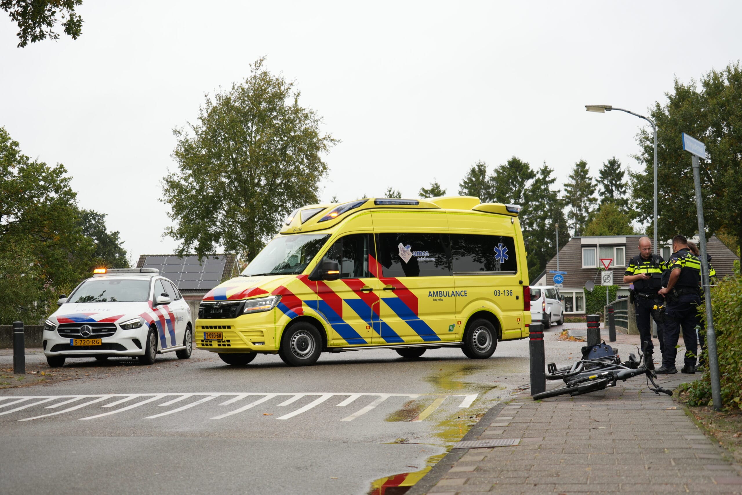 Politie en ambulance bij ongeluk met e-bike in Klazienaveen