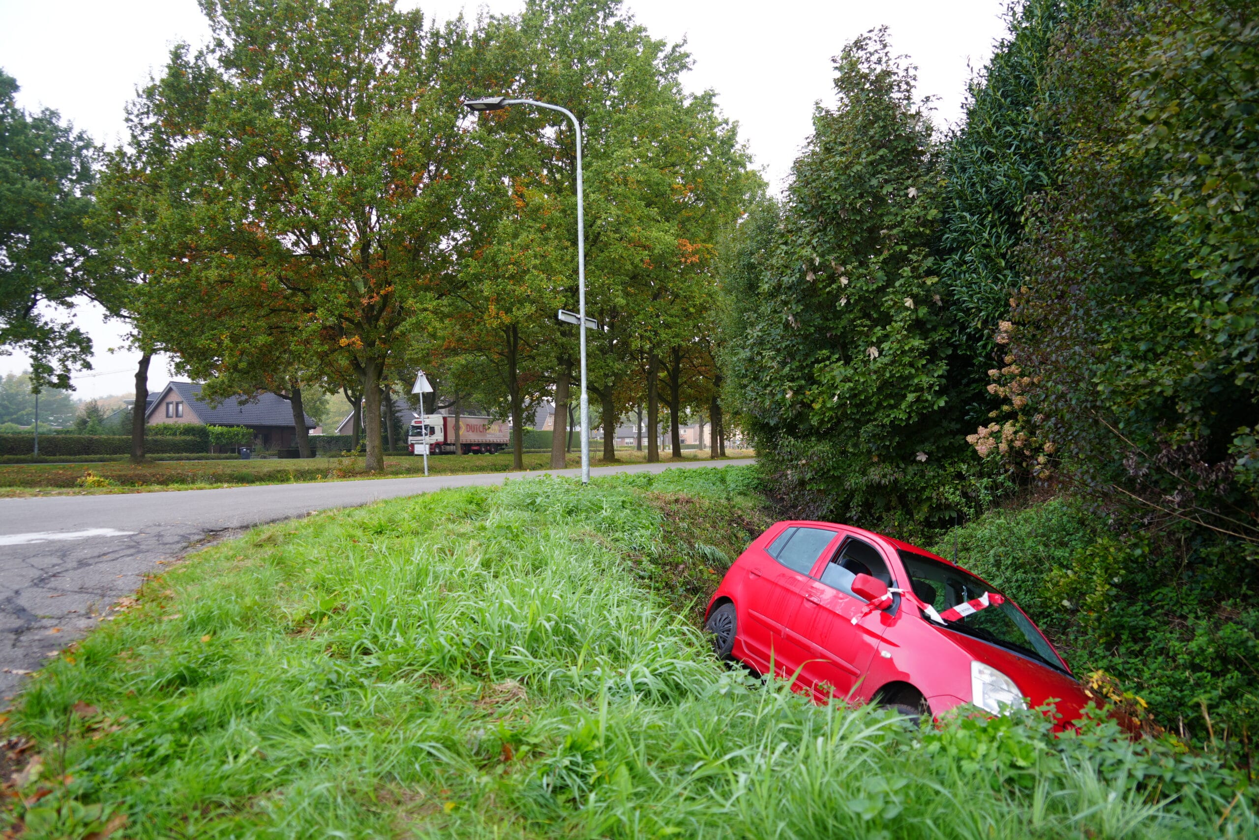 Auto aangetroffen in sloot langs Echtenskanaal NZ
