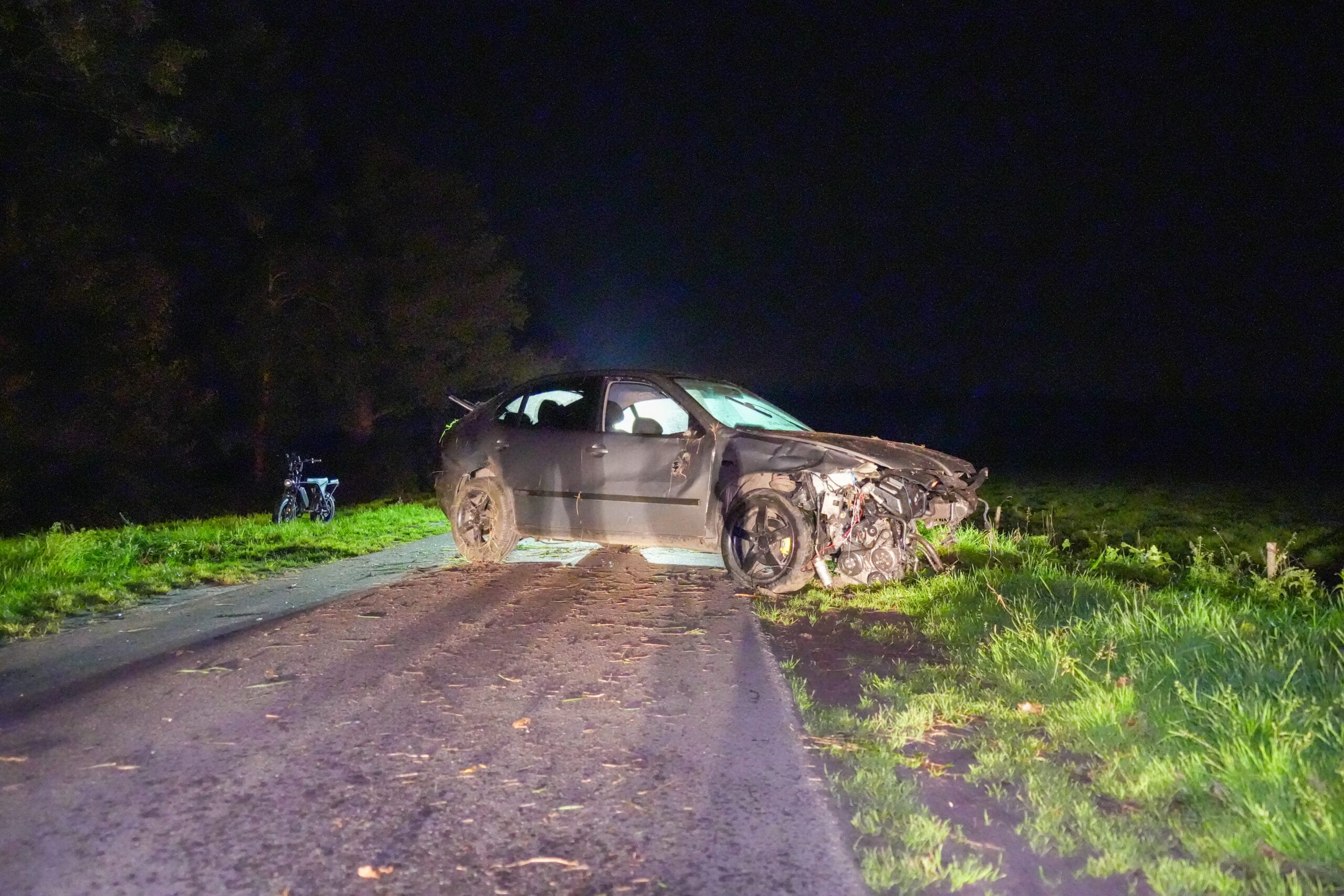 Auto slaat over de kop in Holsloot, bestuurder raakt gewond