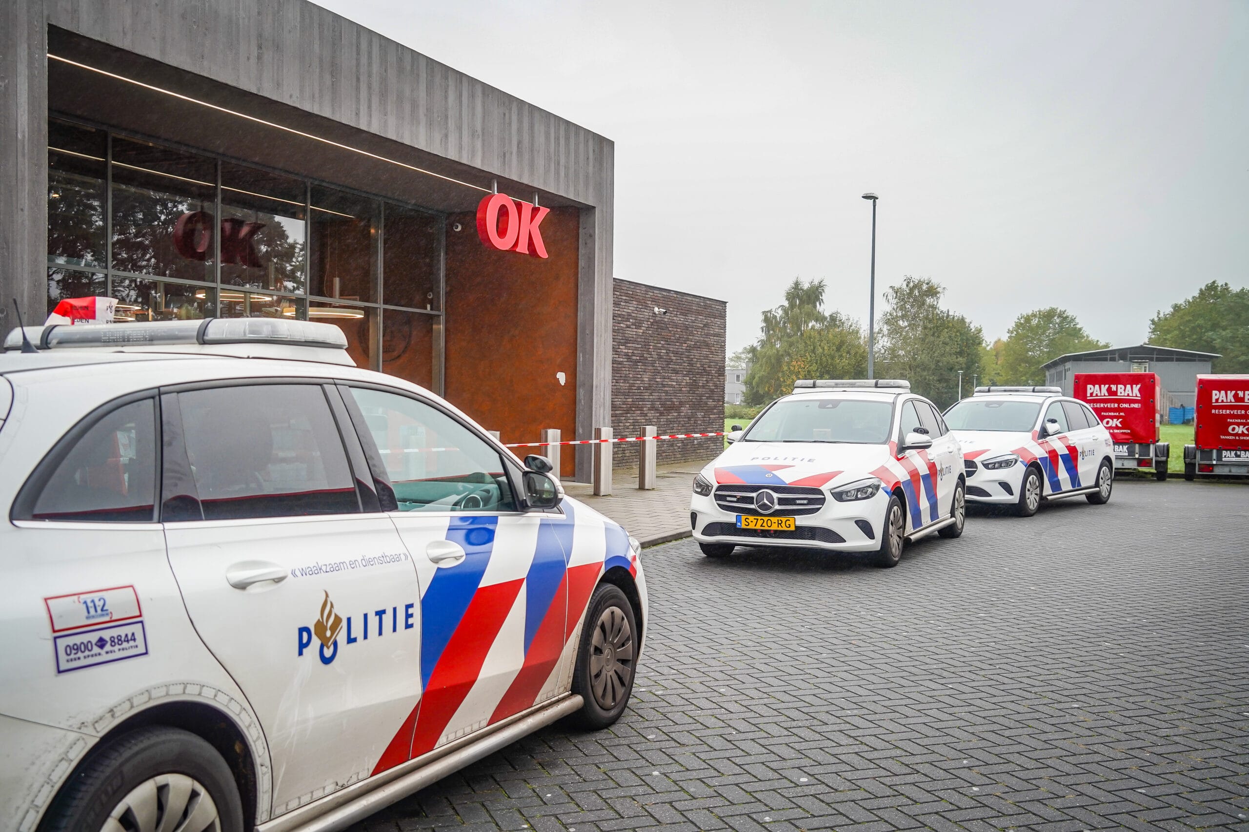 Een tankstation aan de Wilhelmsweg in Emmen is vanochtend overvallen. Het gebied rondom het tankstation is door de politie afgezet voor onderzoek. De dader is na de overval op de vlucht geslagen en is nog niet aangehouden. Volgens de politie dreigde een man met een stoot- of slagwapen, hij zou er met een kleine buit vandoor zijn gegaan. Bij de overval zijn geen gewonden gevallen, zegt de politie.