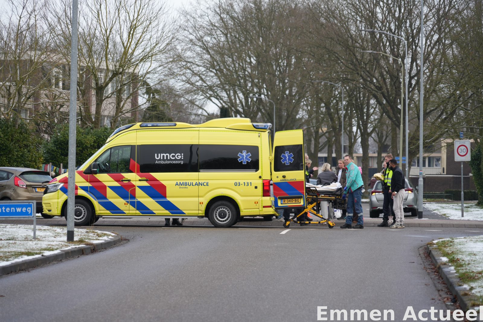 Fietser gewond na botsing met auto op kruispunt in Emmen – Emmen Actueel