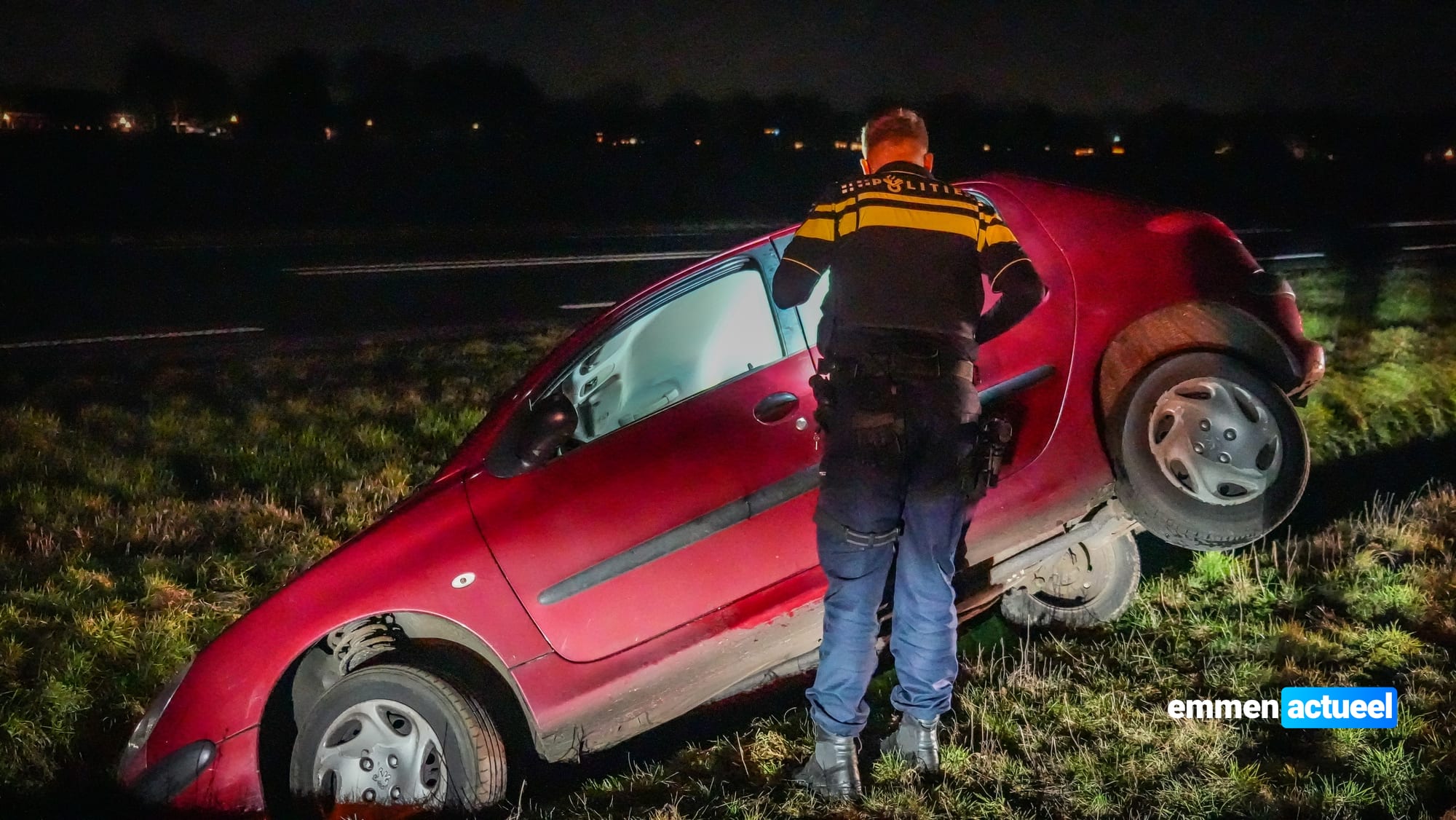 Auto in sloot langs provinciale weg bij Emmen, bestuurder gevlucht – Emmen Actueel