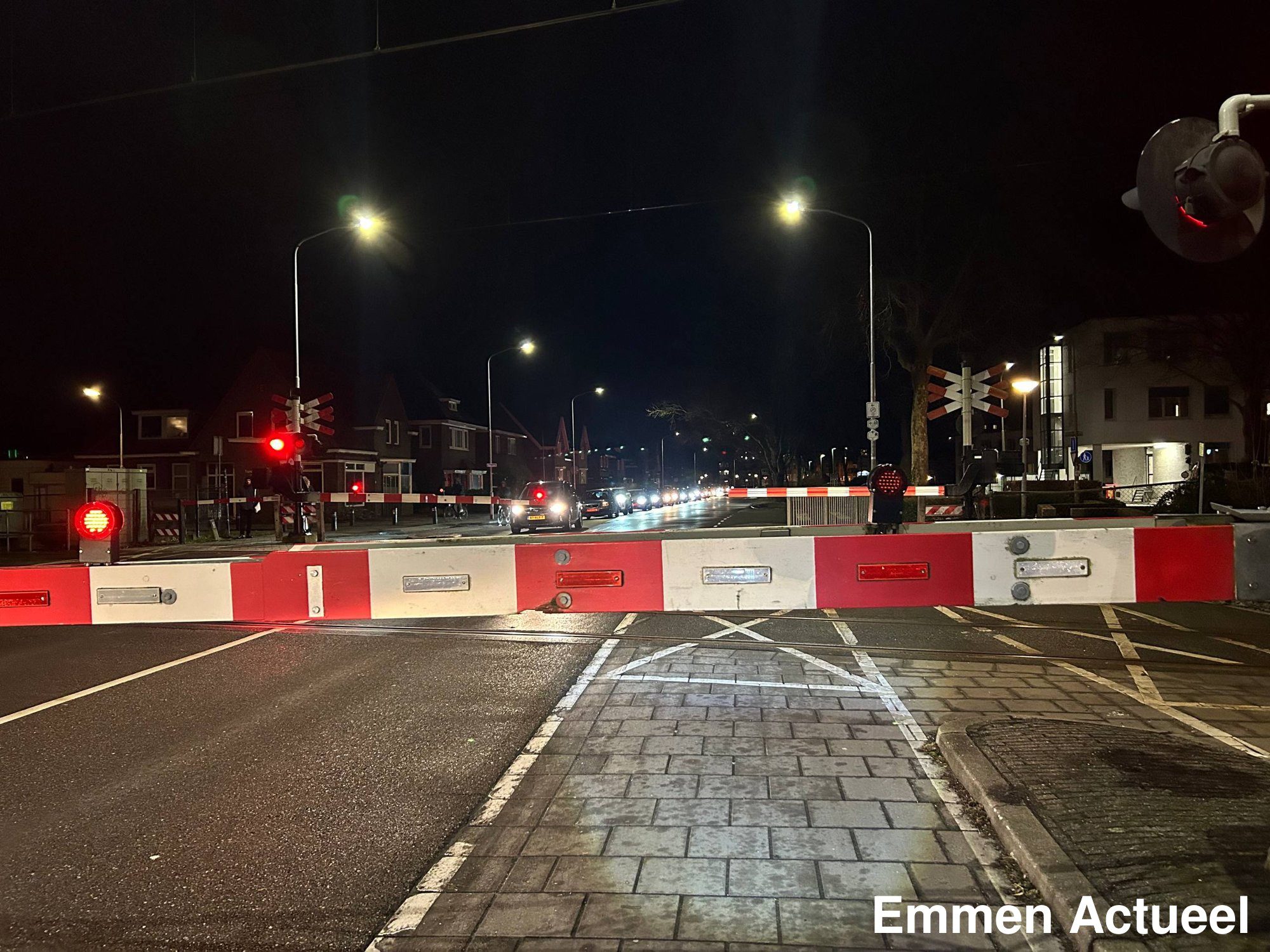 Defecte trein legt spoorwegovergang bij station Emmen plat – Emmen Actueel