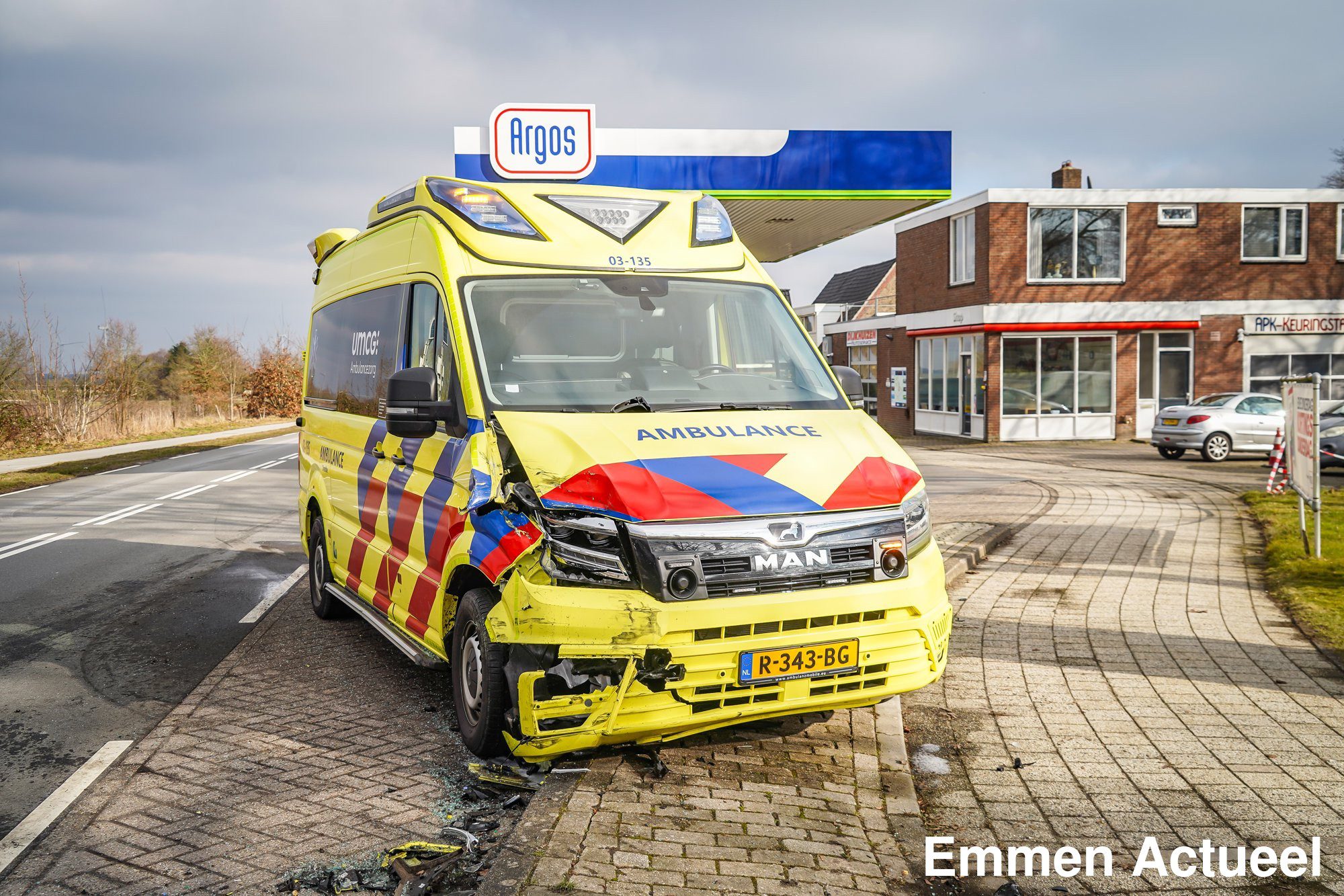 Ambulance fors beschadigd na ongeval met auto in Emmen – Emmen Actueel