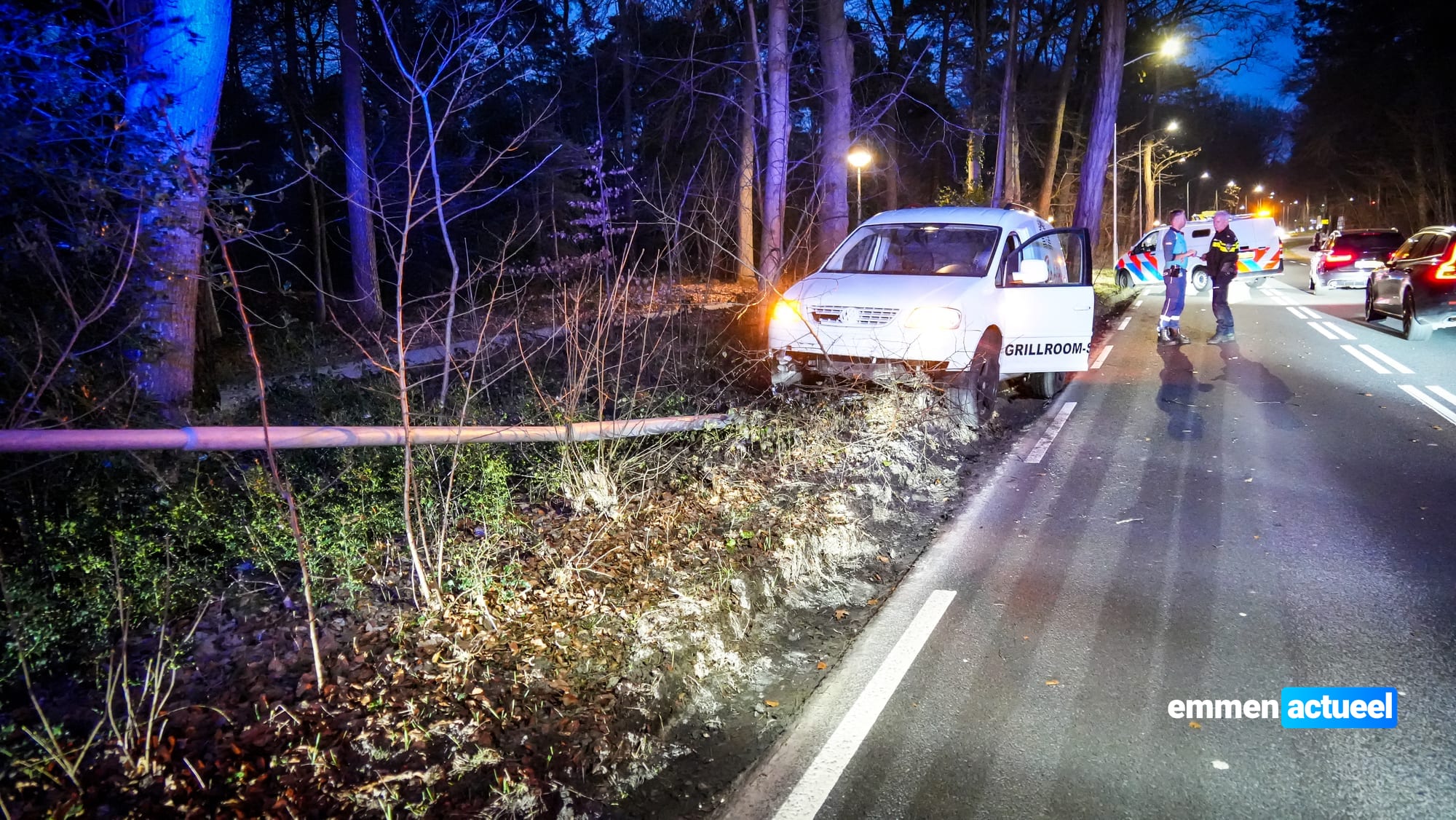 Auto botst tegen lantaarnpaal op Boslaan in Emmen – Emmen Actueel