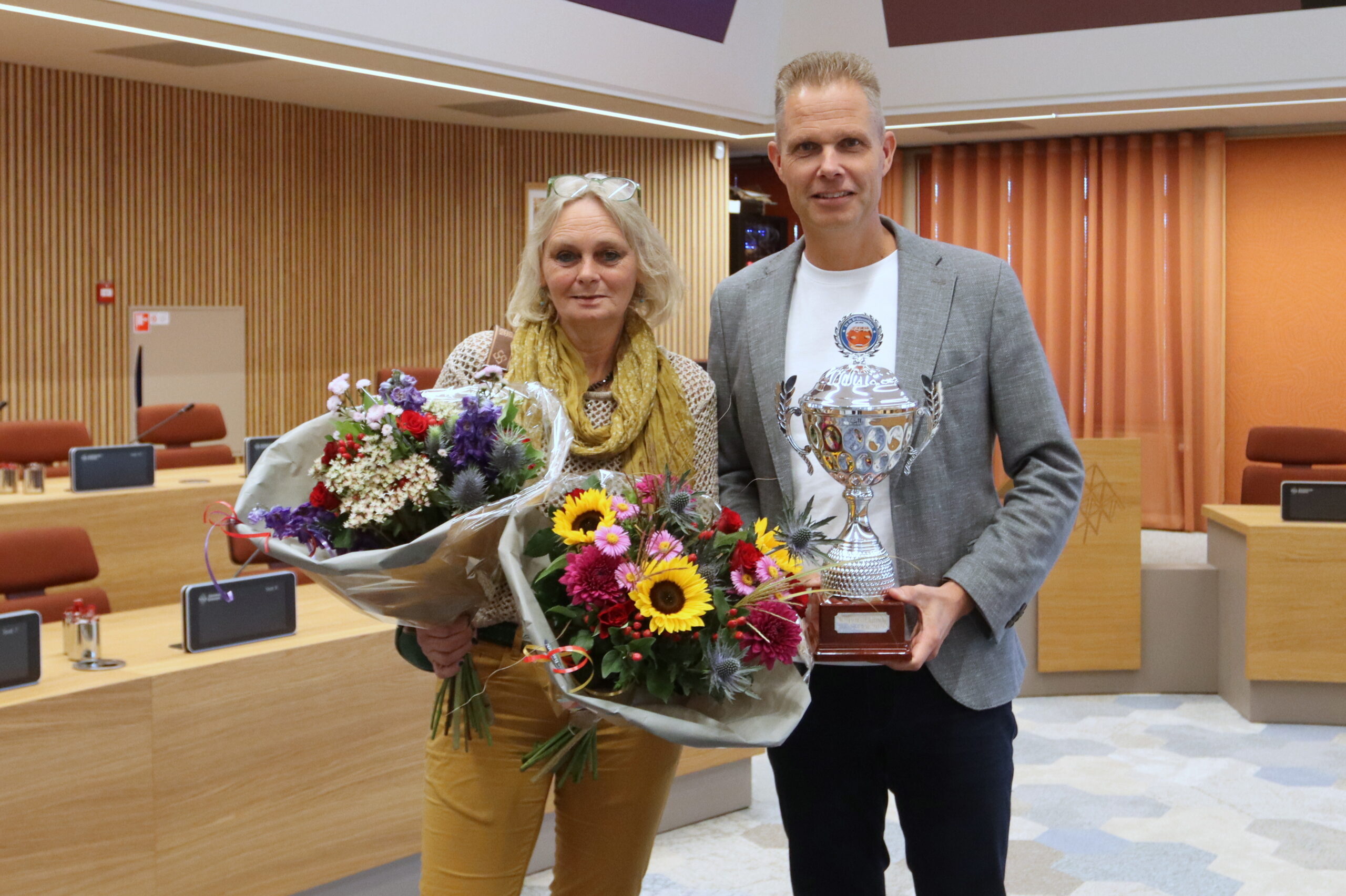 260825 – foto 1b Sporthuldiging Elly Mensen met wethouder Pascal Schrik in het gem.huis. Fotograaf Bennie Wolbers