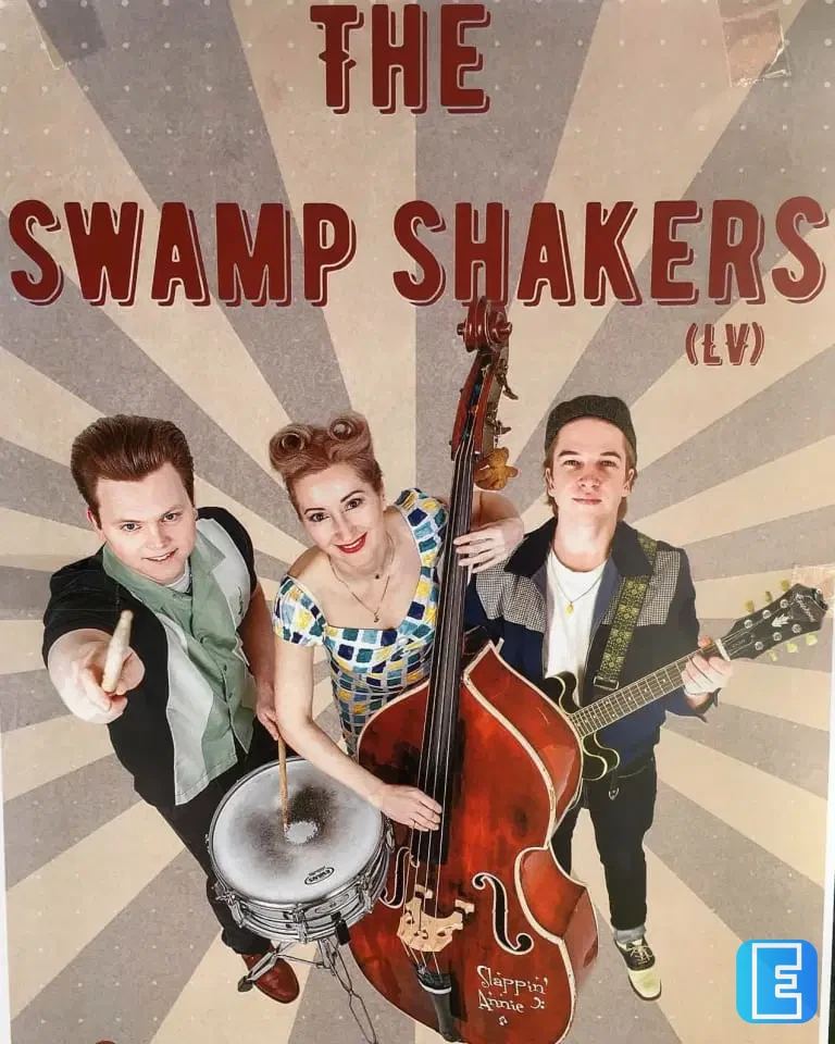 Promotieposter van de muziekgroep The Swamp Shakers met drie uitvoerende muzikanten. Zij zijn afgebeeld met een contrabas, elektrische gitaar en slagwerkinstrument tegen een gestreepte achtergrond.