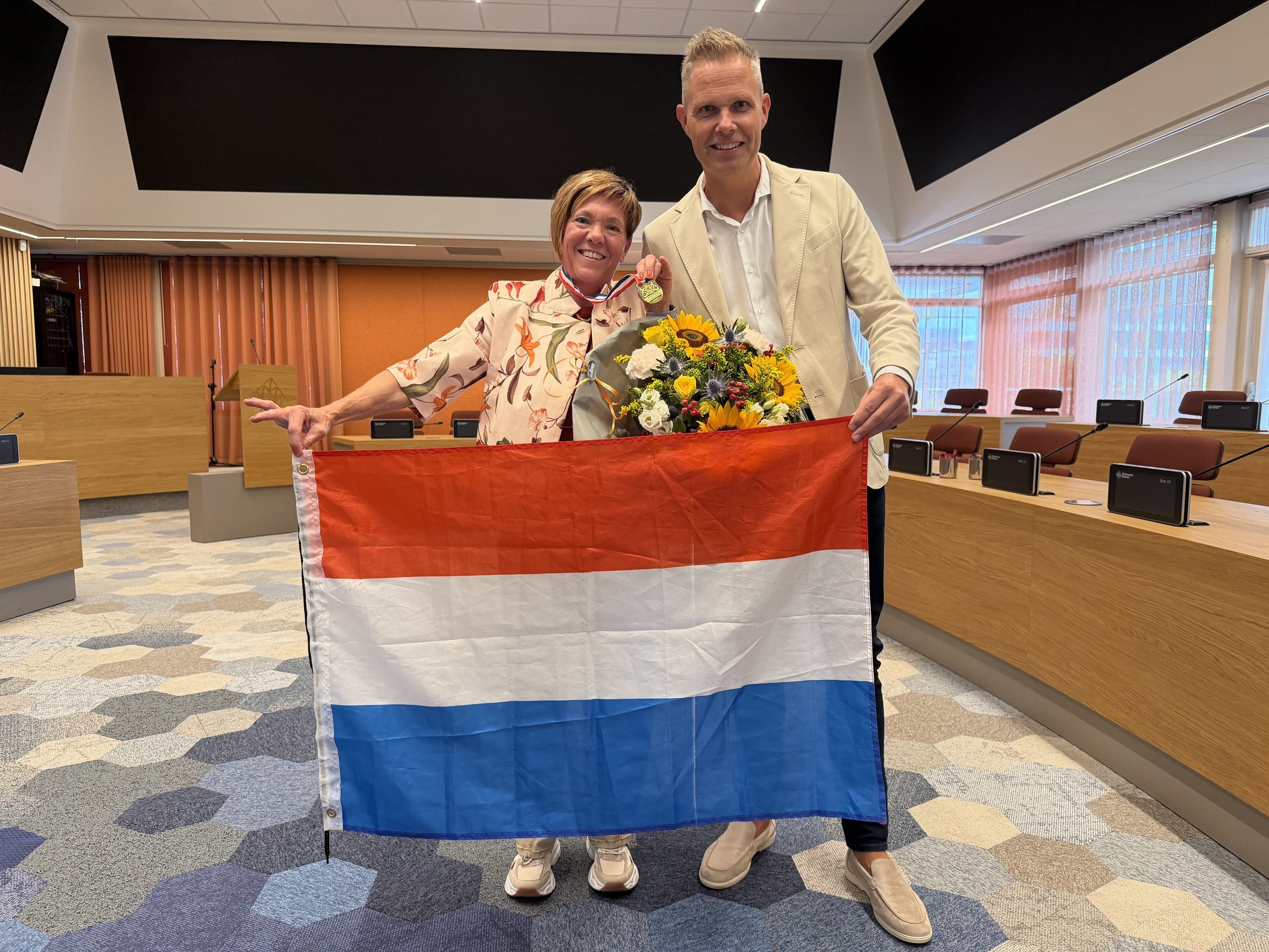 260825 – foto 1a Sporthuldiging Irma Wessling Valke met wethouder Pascal Schrik in gemeentehuis in Emmen (eigen foto)