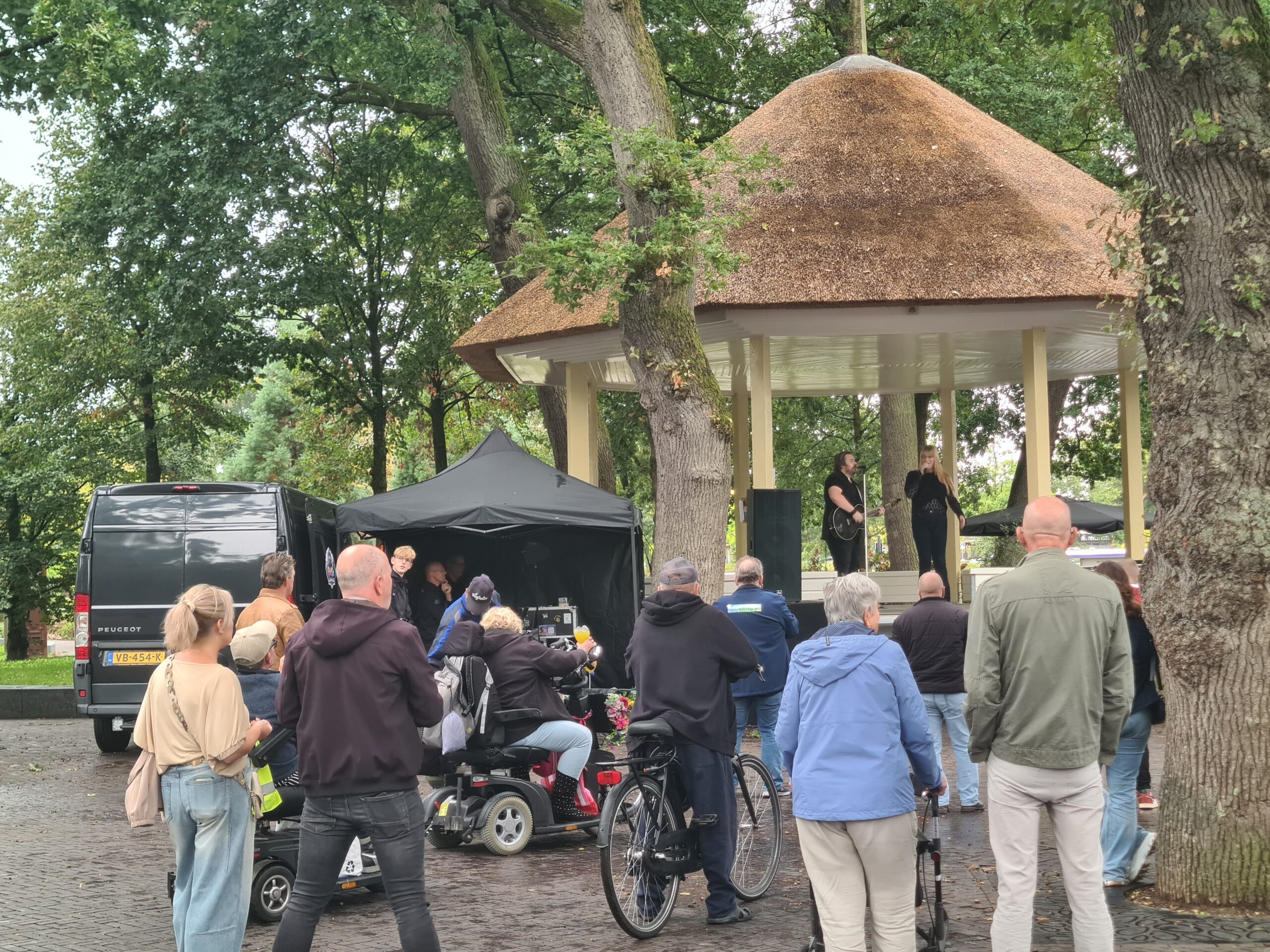 gerenoveerde muziekkoepel in emmen krijgt muzikale vuurdoop tijdens shop sing 01