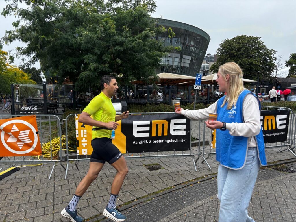 regen houdt triatleten niet tegen tijdens triathlon klazienaveen sportief evenement van grote betekenis voor d 04