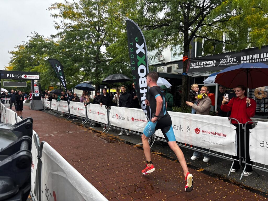 triathlon klazienaveen ondanks regen volop in gang 01