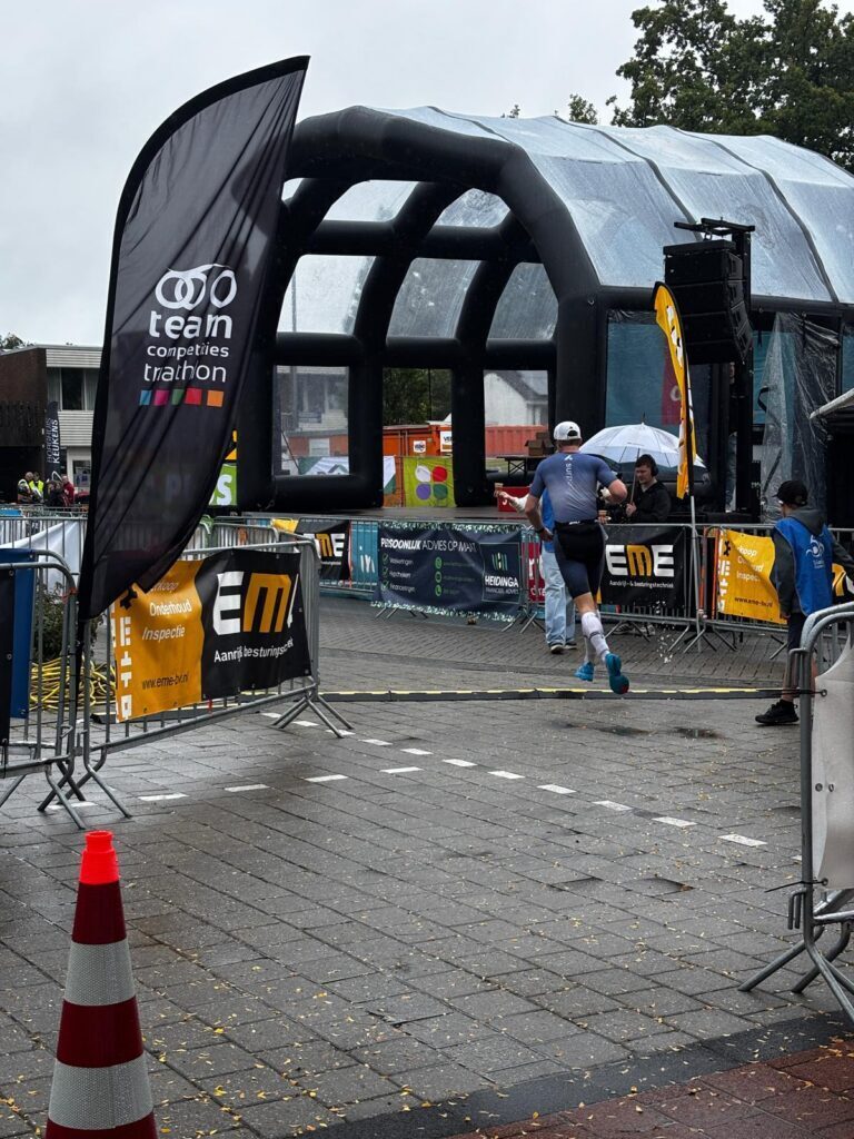 triathlon klazienaveen ondanks regen volop in gang 02