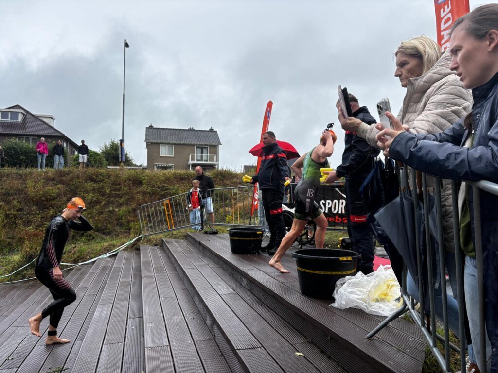 triathlon klazienaveen ondanks regen volop in gang 04