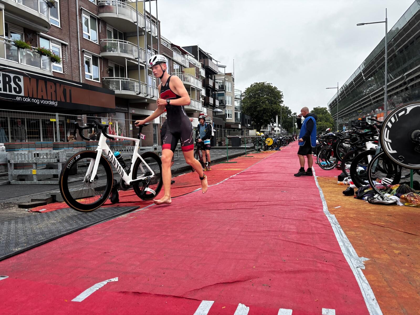 triathlon klazienaveen ondanks regen volop in gang 08