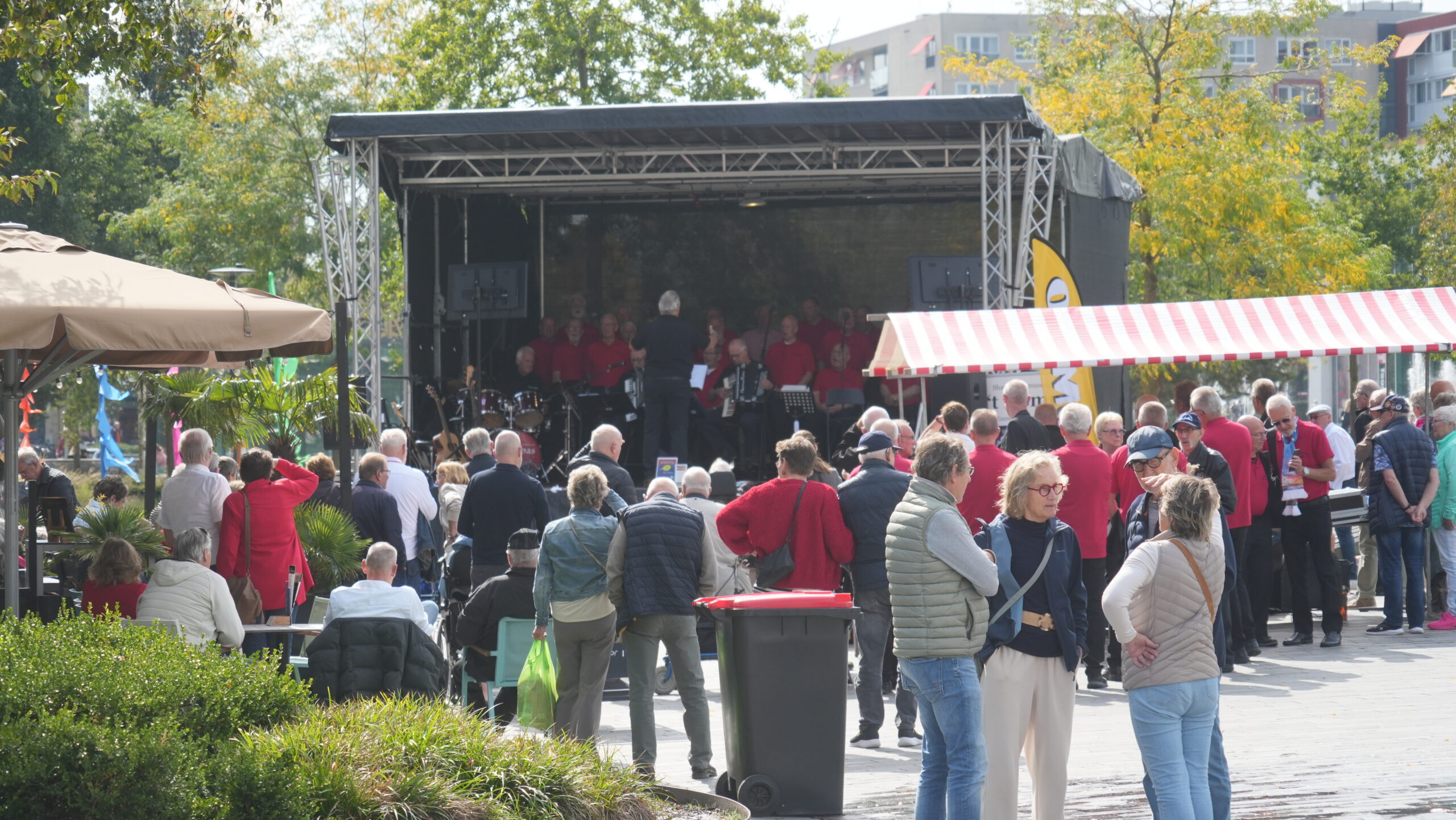 emmen gaat uit zijn dak dansen lachen en verwondering tijdens het uitfestival 01
