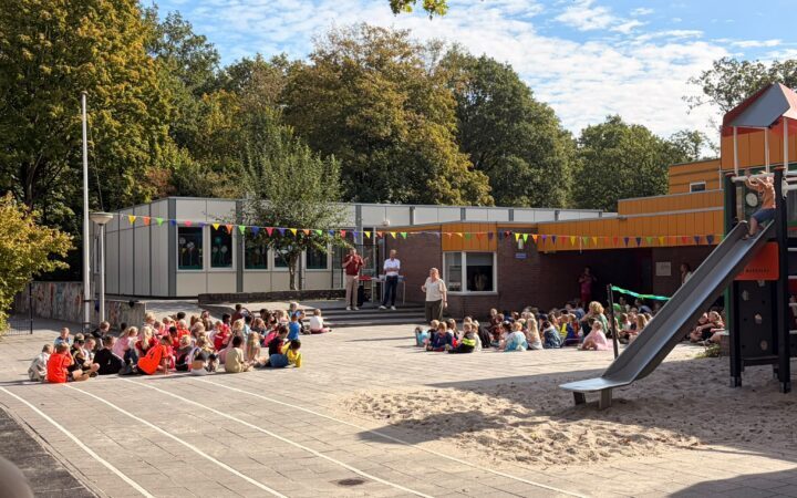feestelijke dag op kardinaal alfrinkschool wethouder pascal schrik opent vernieuwd schoolplein 01