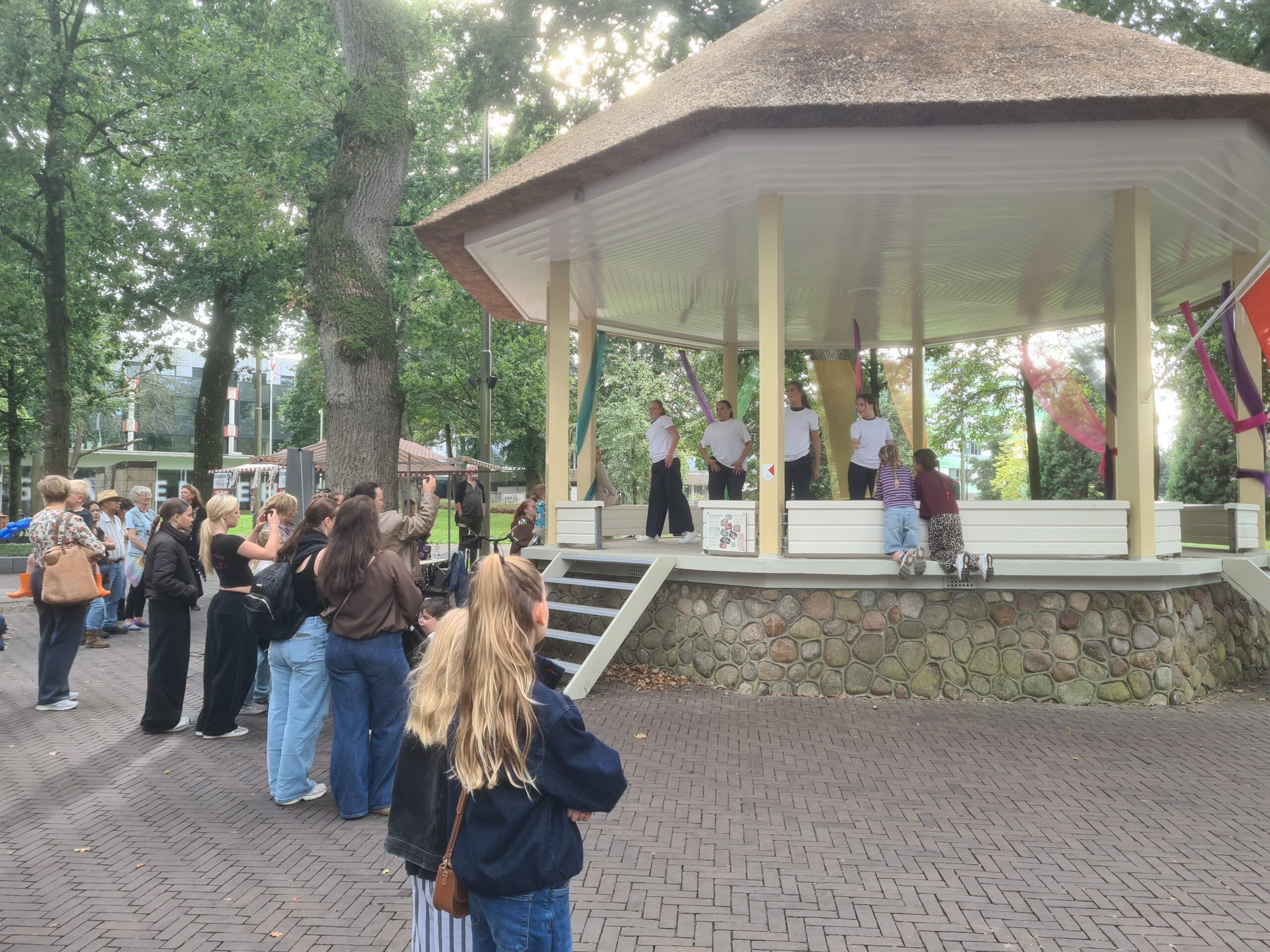 jong danstalent schittert bij de muziekkoepel tijdens uitfestival emmen 01