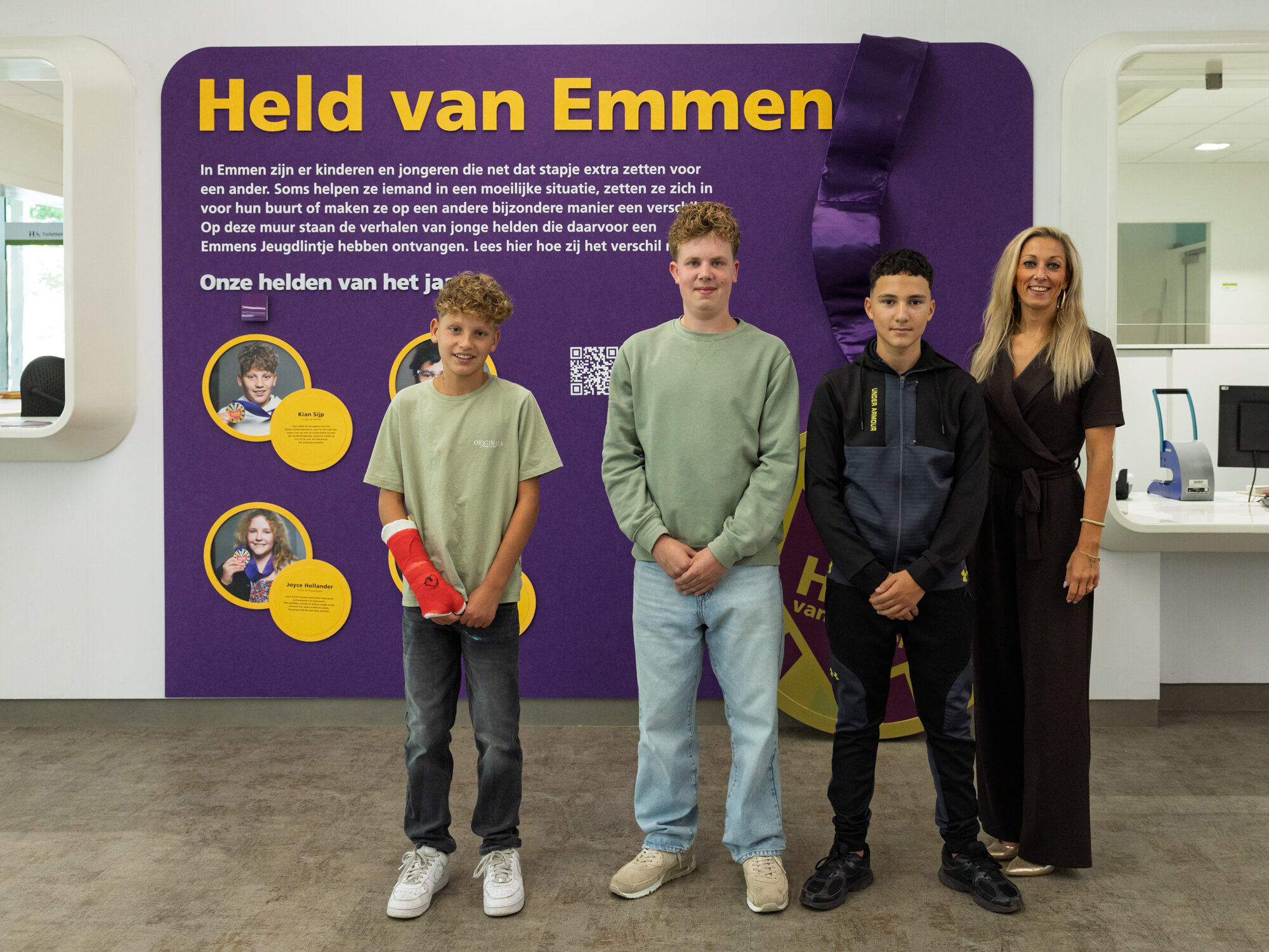 jonge helden kregen een blijvende plek in het gemeentehuis van emmen 01
