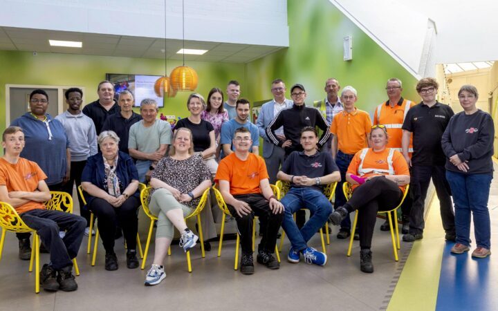 gemeente emmen wil jaarlijks acht extra beschutte werkplekken 55 inwoners wachten op werk 01