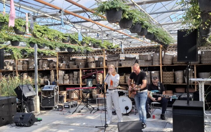 jong muzikaal talent schittert tussen het groen tijdens kunst in de kas in klazienaveen 01