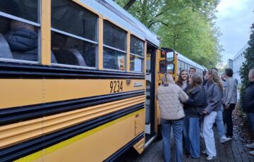 zes amerikaanse schoolbussen maken zich klaar voor de achtste editie van buspop emmen 01