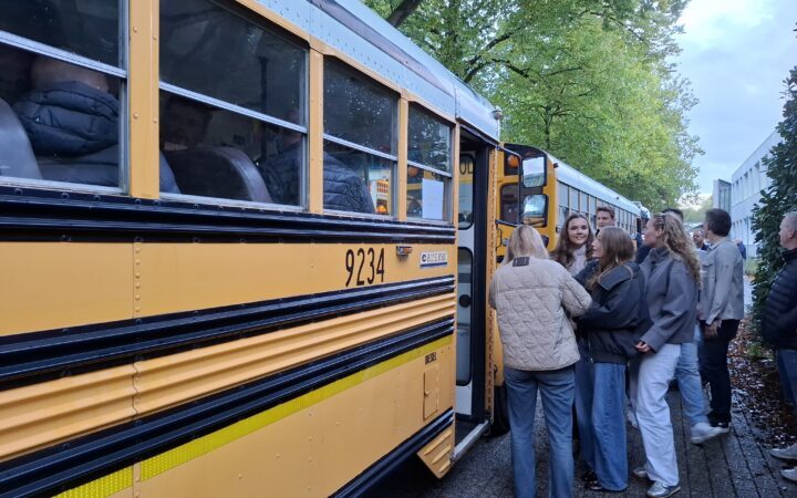 zes amerikaanse schoolbussen maken zich klaar voor de achtste editie van buspop emmen 01